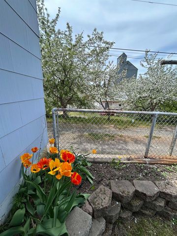 327 S Crosby St, Tekoa, WA 99033