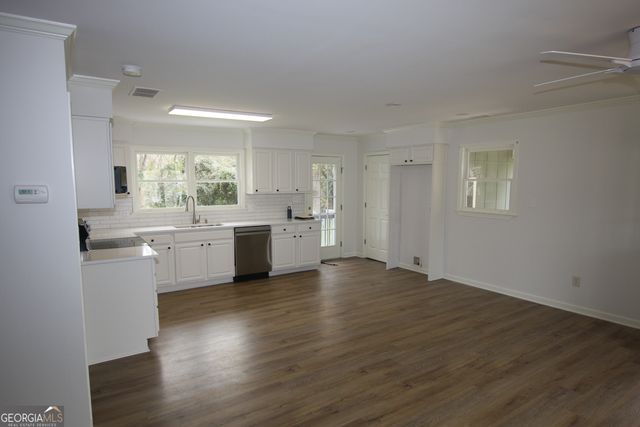 302 Strawberry Lane SE, Lindale, GA 30147