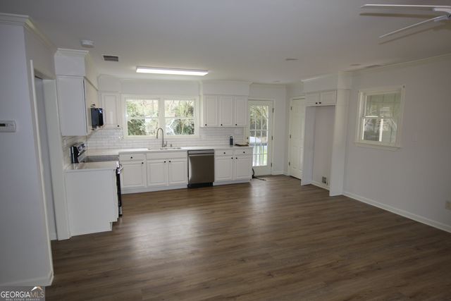 302 Strawberry Lane SE, Lindale, GA 30147