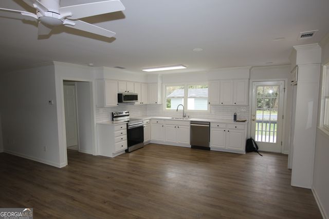 302 Strawberry Lane SE, Lindale, GA 30147