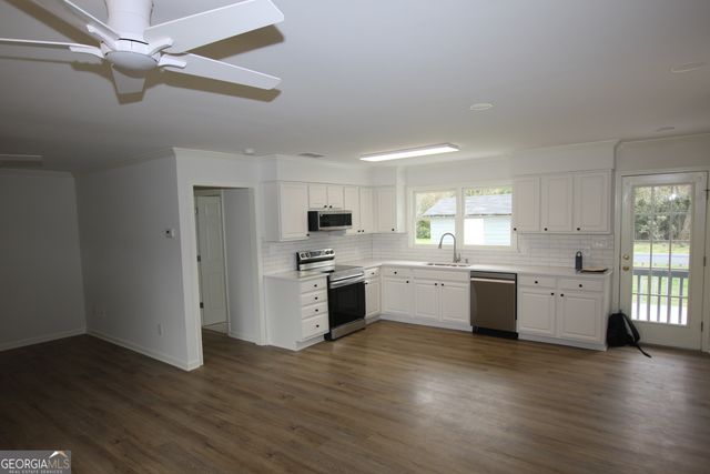 302 Strawberry Lane SE, Lindale, GA 30147