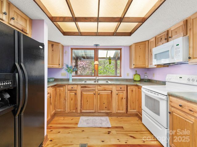 70 Fox Run, Hot Springs, NC 28743