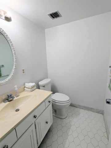 2425 Presidential Way 1905, West Palm Beach, FL 33401
