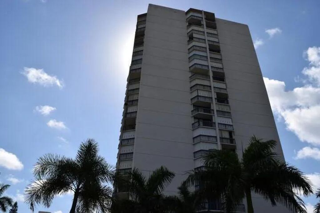 2425 Presidential Way 1905, West Palm Beach, FL 33401
