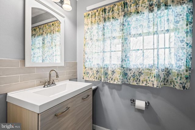 5 N SHAFFER DR, New Freedom, PA 17349