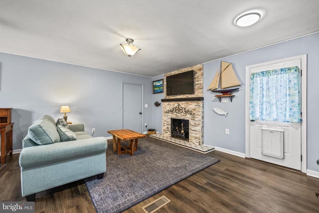 Image 12 of property listing at 5 N SHAFFER DR, New Freedom, PA 17349