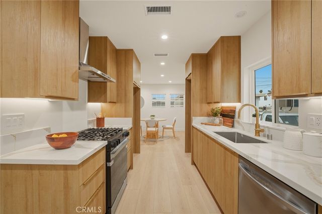 1111 W 98th Street, Los Angeles, CA 90044
