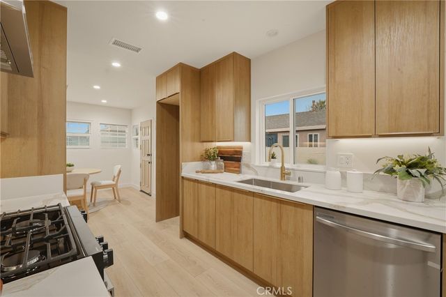 1111 W 98th Street, Los Angeles, CA 90044