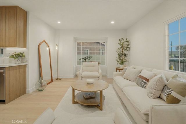 1111 W 98th Street, Los Angeles, CA 90044