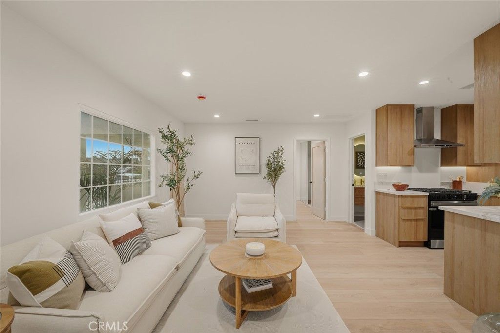 Image 10 of property listing at 1111 W 98th Street, Los Angeles, CA 90044