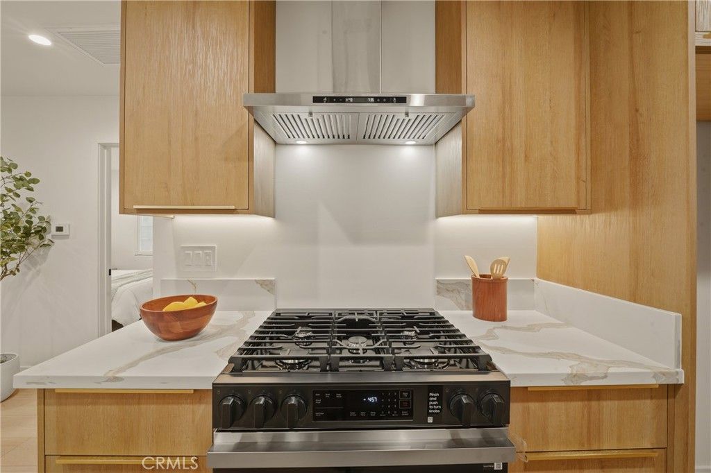 Image 13 of property listing at 1111 W 98th Street, Los Angeles, CA 90044