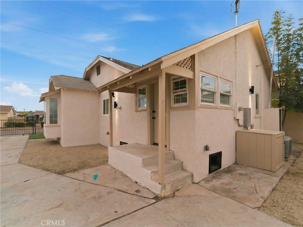 Image 26 of property listing at 1111 W 98th Street, Los Angeles, CA 90044