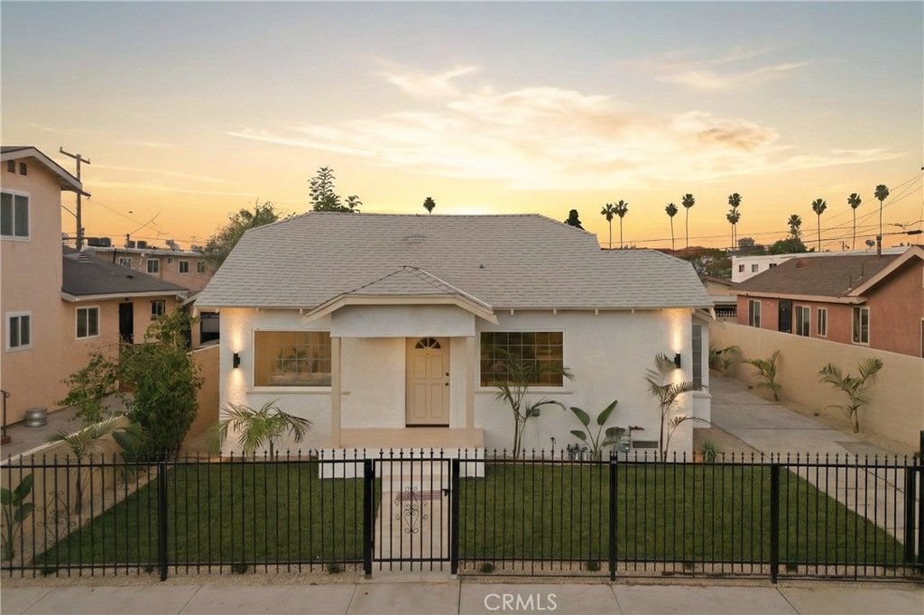 Image 3 of property listing at 1111 W 98th Street, Los Angeles, CA 90044