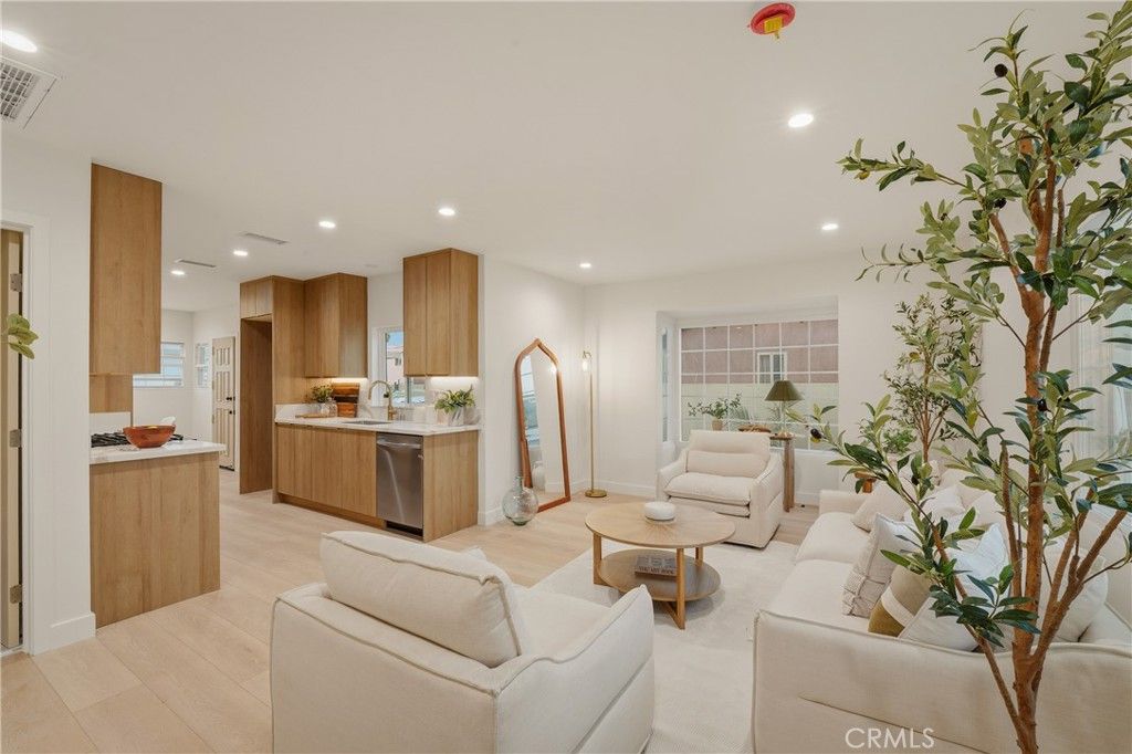 Image 4 of property listing at 1111 W 98th Street, Los Angeles, CA 90044