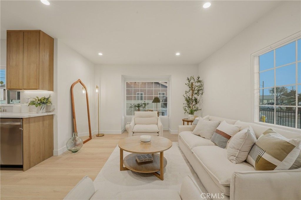 Image 5 of property listing at 1111 W 98th Street, Los Angeles, CA 90044