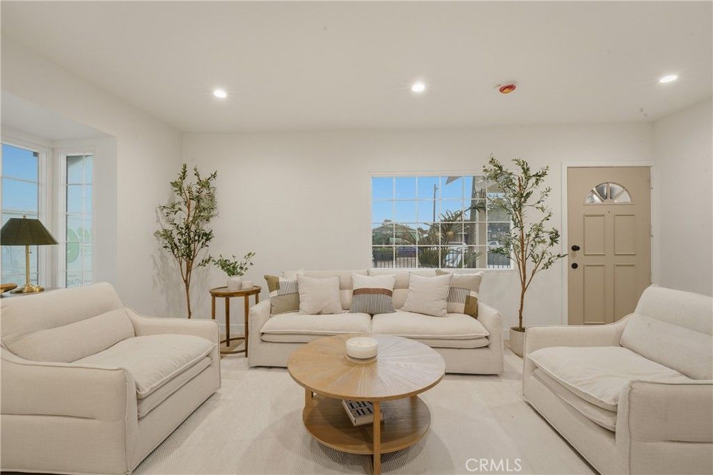 Image 6 of property listing at 1111 W 98th Street, Los Angeles, CA 90044