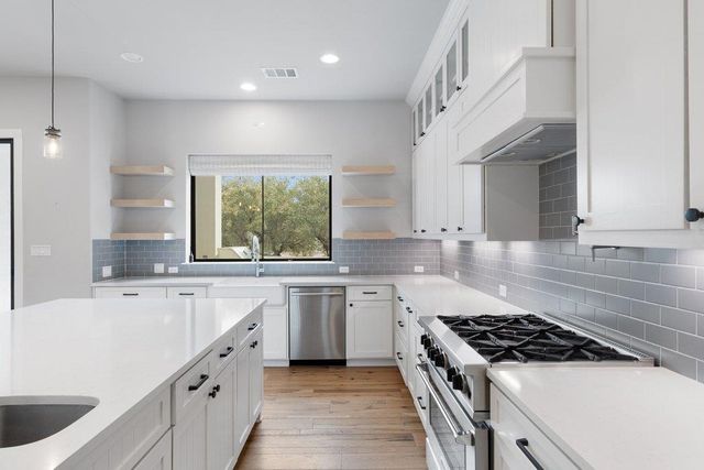 821 S Angel Light DR, Spicewood, TX 78669