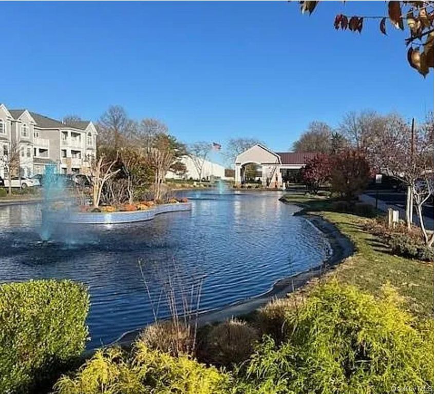 171 Clubhouse Circle, Melville, NY 11747