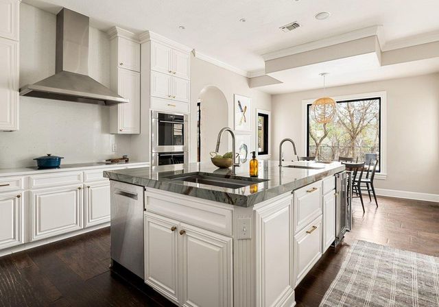 11 Ehrlich RD, Austin, TX 78746