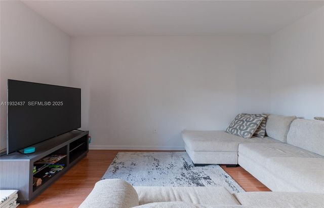 59 SE 3rd Ave, Hallandale Beach, FL 33009