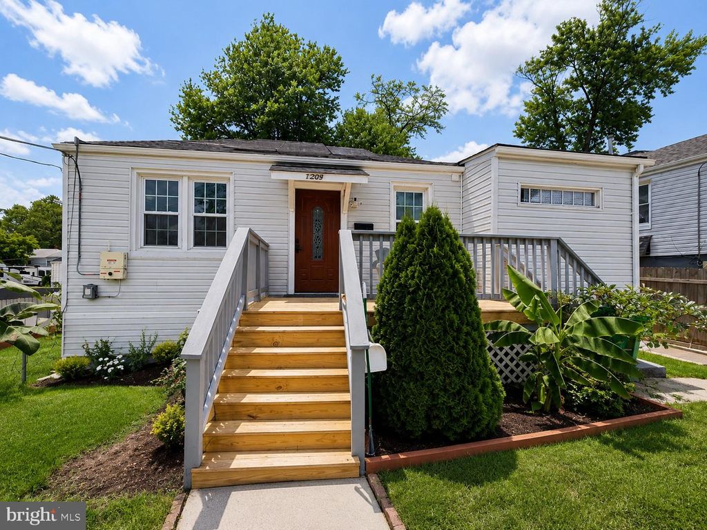 1209 CHAPEL OAKS DR, Capitol Heights, MD 20743