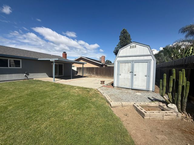 1093 Raymond Road, Hanford, CA 93230