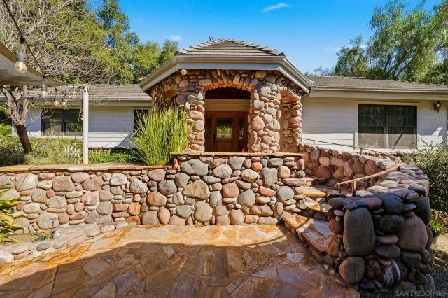 432 Arnold Way, Alpine, CA 91901