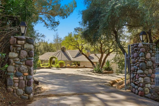 432 Arnold Way, Alpine, CA 91901