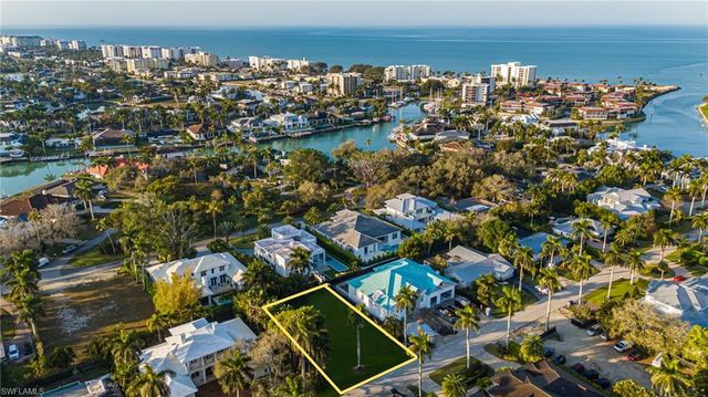 400 Wedge DR, Naples, FL 34103