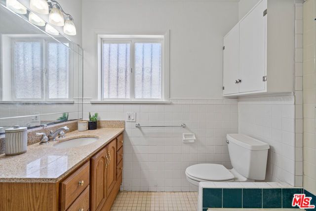1142 S Windsor Boulevard, Los Angeles, CA 90019