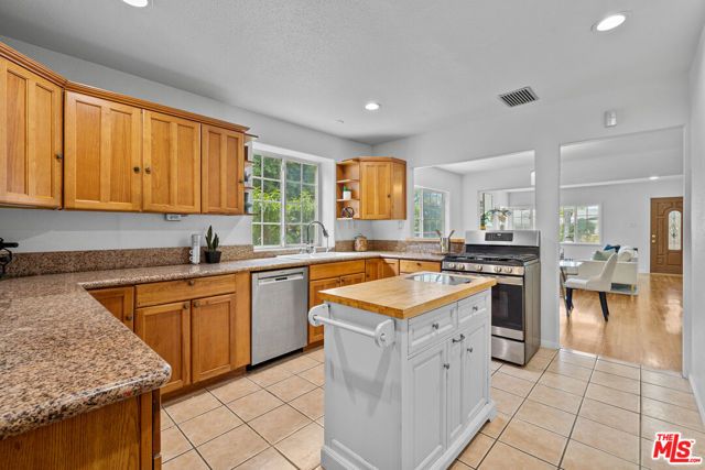 1142 S Windsor Boulevard, Los Angeles, CA 90019