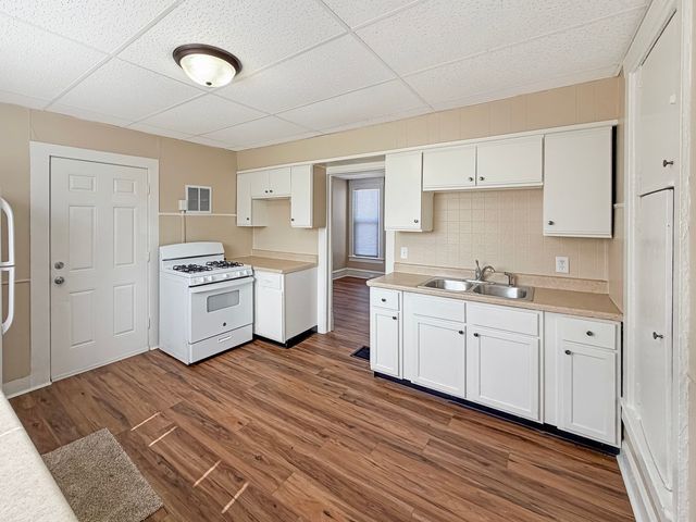 407 E Winneshiek Street, Freeport, IL 61032