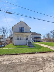 407 E Winneshiek Street, Freeport, IL 61032