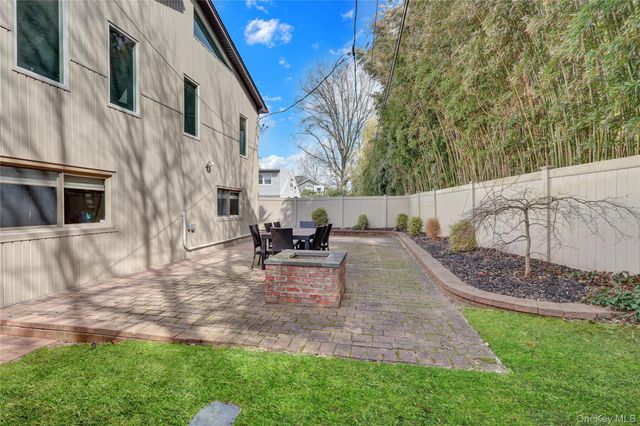14 Regent Place, Roslyn, NY 11576