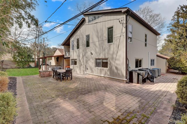 14 Regent Place, Roslyn, NY 11576