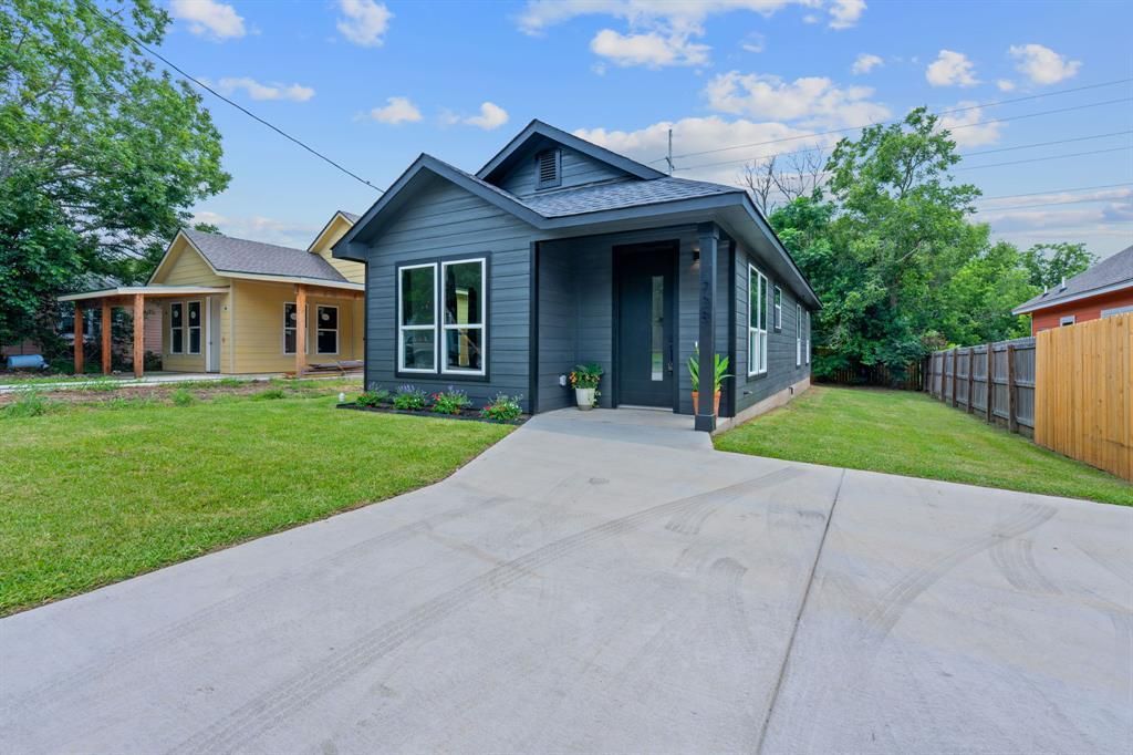 738 Chihuahua ST, Lockhart, TX 78644