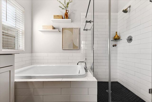 908 Knowles DR, Hutto, TX 78634