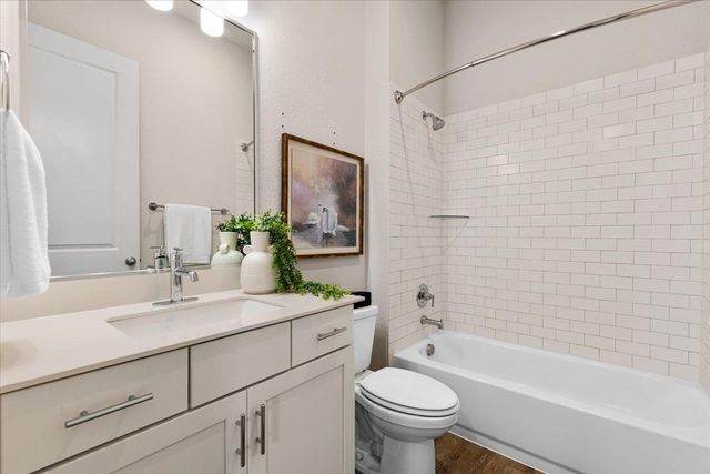 908 Knowles DR, Hutto, TX 78634