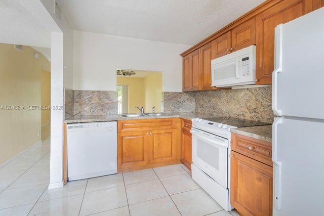 9022 NW 28th Dr 2-201, Coral Springs, FL 33065