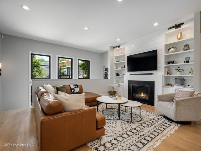 2251 W Berwyn Avenue, Chicago, IL 60625