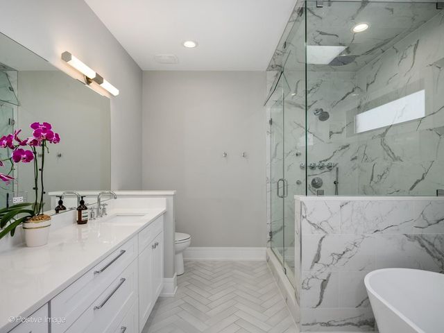 2251 W Berwyn Avenue, Chicago, IL 60625
