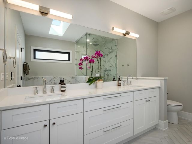 2251 W Berwyn Avenue, Chicago, IL 60625