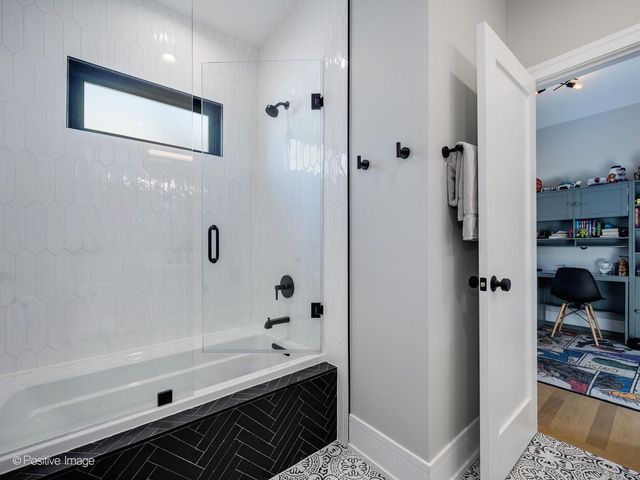 2251 W Berwyn Avenue, Chicago, IL 60625