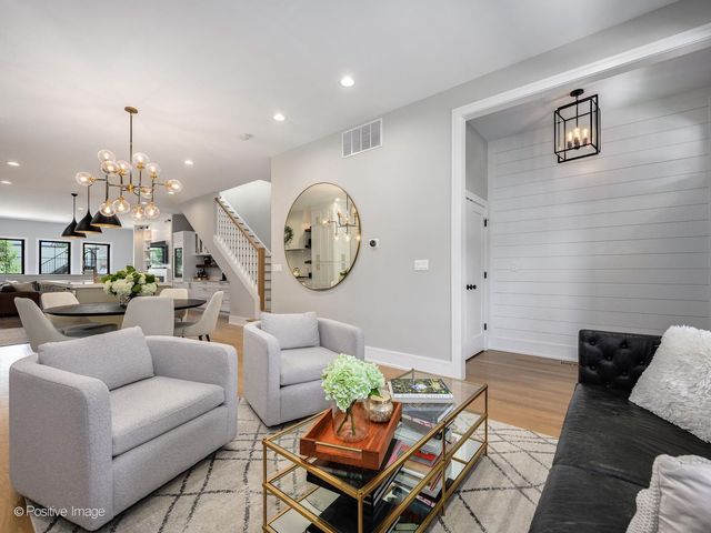 2251 W Berwyn Avenue, Chicago, IL 60625