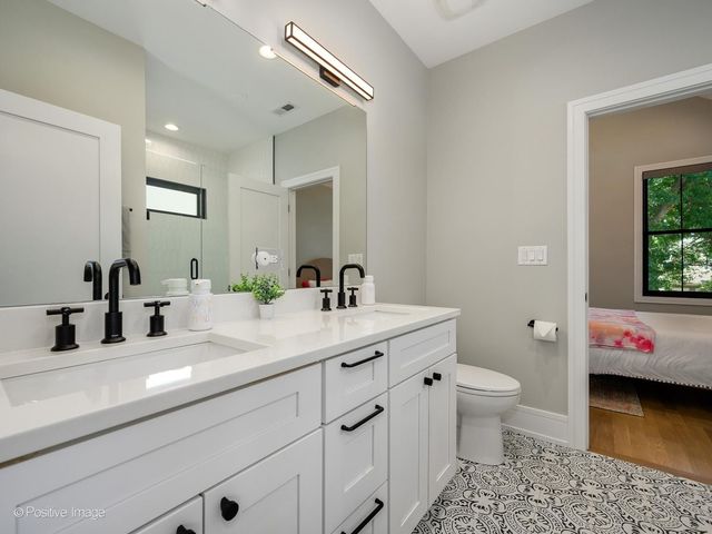 2251 W Berwyn Avenue, Chicago, IL 60625