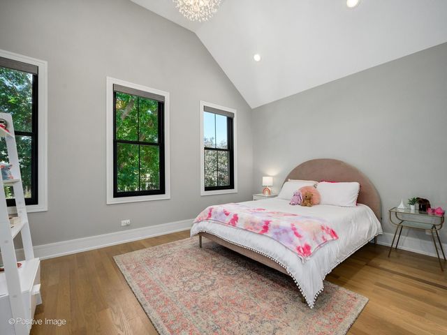 2251 W Berwyn Avenue, Chicago, IL 60625