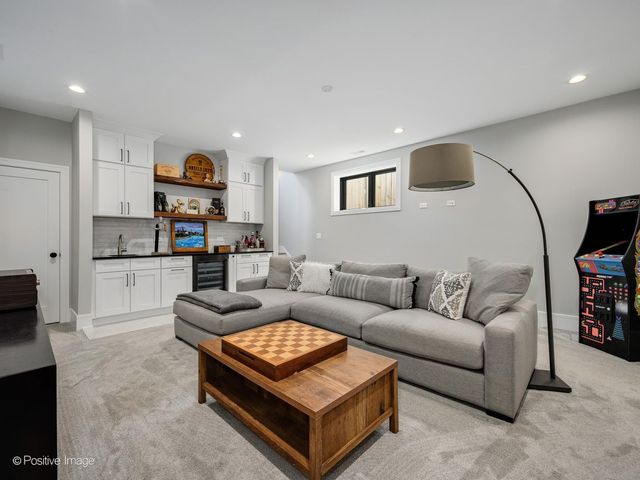 2251 W Berwyn Avenue, Chicago, IL 60625