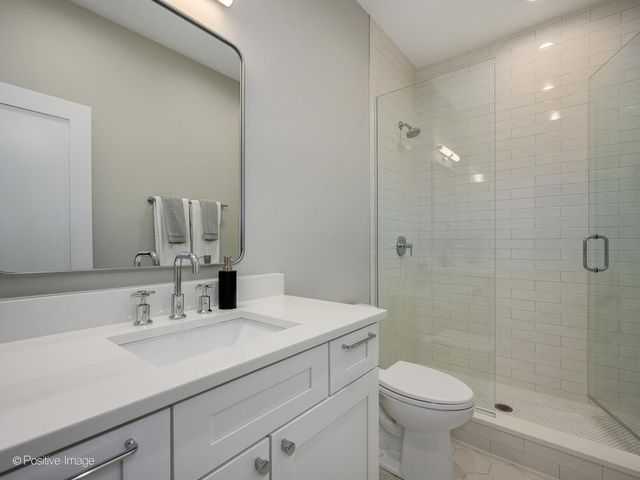 2251 W Berwyn Avenue, Chicago, IL 60625
