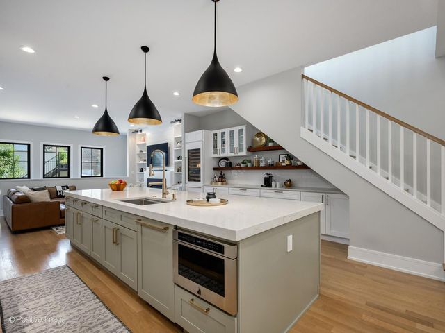2251 W Berwyn Avenue, Chicago, IL 60625