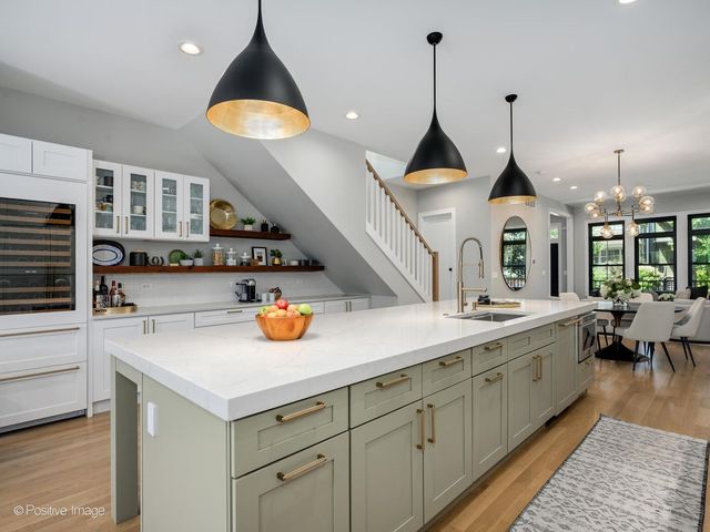 2251 W Berwyn Avenue, Chicago, IL 60625